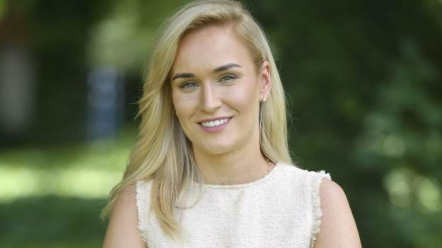 RMF Extra: Kamila Boś z "Rolnik szuka żony" zbiera komplementy w sieci. Postawiła na strój odsłaniający ramiona. "Pierzaste" wykończenie zwraca uwagę [ZDJĘCIE]