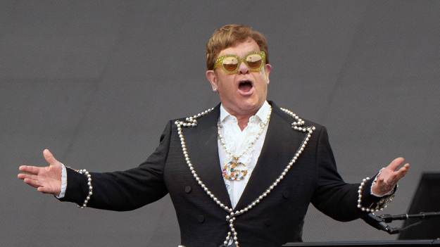 RMF Extra: Elton John wystawił na sprzedaż swoje pierwsze NFT. To deskorolka jego projektu!