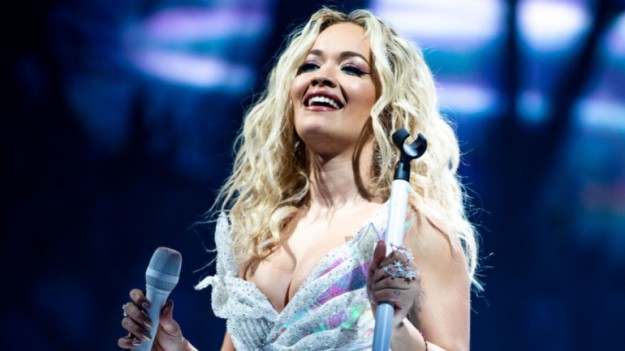 RMF Extra: Rita Ora topless. Wokalistka publikuje zmysłowe kadry w sieci! [FOTO]