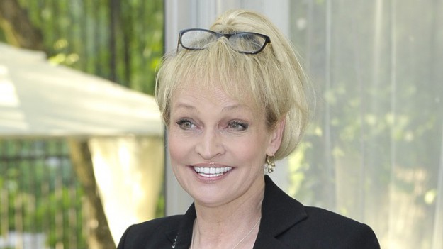 RMF Extra: Adrianna Biedrzyńska pozuje topless. Aktorka z "Barw szczęścia" na gorących zdjęciach