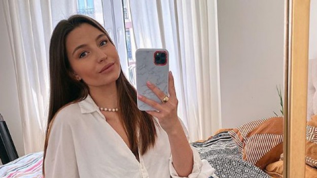 RMF Extra: Julia Wieniawa topless! "Ubrana w litery"