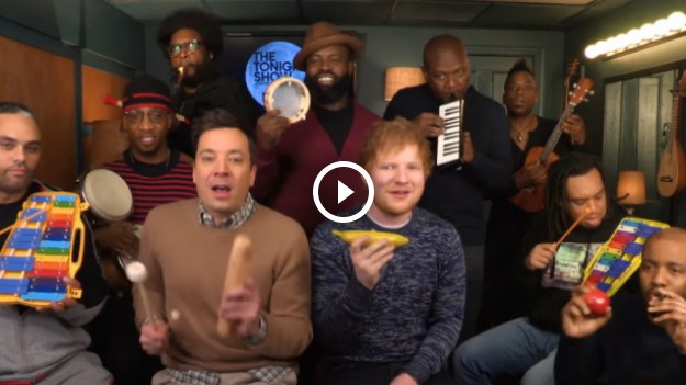 RMF Extra: Ed Sheeran zagrał "Shape of You" na szkolnych instrumentach z Jimmym Fallonem i The Roots!
