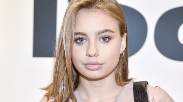 RMF Extra: Oliwia Bieniuk w krótkiej sukience. Najnowsza sesja zdjęciowa 18-latki zapiera dech! "Czysta Ania" [ZDJĘCIA]