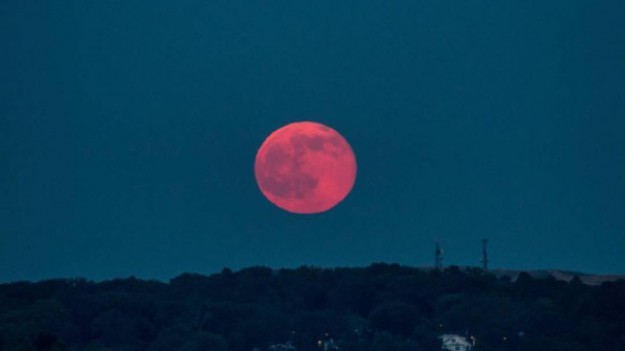 RMF Extra: Truskawkowy księżyc: co to za zjawisko i kiedy można zobaczyć?