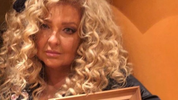 RMF Extra: Melancholijna Magda Gessler pokazała swoją mamę! "Kupiłam kwiaty jej ulubionego koloru: chryzantemy złociste i światełko świec..."