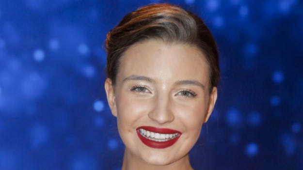 RMF Extra: Julia Wieniawa odsłania pośladki. Zdjęcia w negliżu skomentowała jej mama!