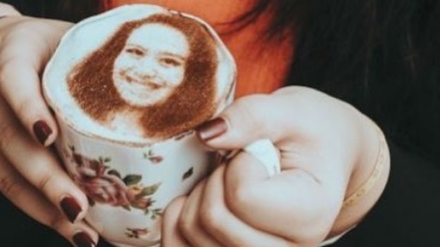 RMF Extra: Selfieccino nowym hitem? To kawa z selfie pijącego!