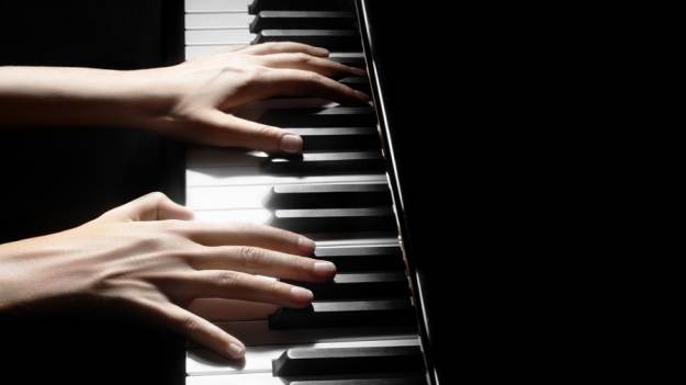 RMF Extra: Pianino Freddiego Mercury'ego może być Twoje! Ile wart jest ten wyjątkowy instrument? 