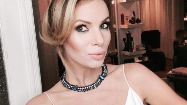 RMF Extra: Izabela Janachowska zaskoczyła wszystkich! Na konferencję prasową przyszła w sukni ślubnej! 