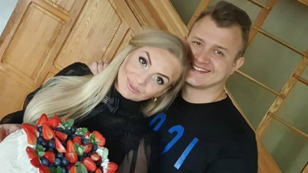 RMF Extra: Piękni i Młodzi. Dawid Narożny zostanie ojcem? Tajemniczy wpis wokalisty disco polo