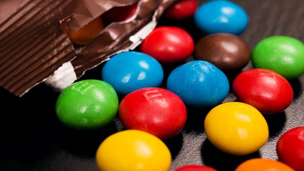 RMF Extra: 6 cukierków M&M's wystarczyło, aby znaleźć się w Księdze Rekordów Guinnessa! Mężczyzna pobił wcześniejszy rekord [WIDEO] 