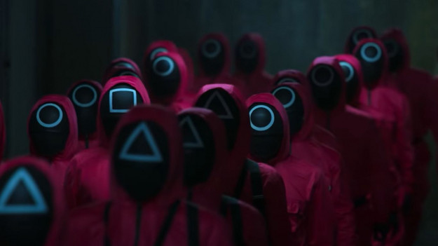 RMF Extra: "Squid Game". Co oznaczają kształty na maskach strażników?