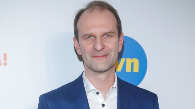 RMF Extra: Rafał Rutkowski wyśmiewa morsowanie i wakacje celebrytów. Zdjęcie aktora podbija sieć!