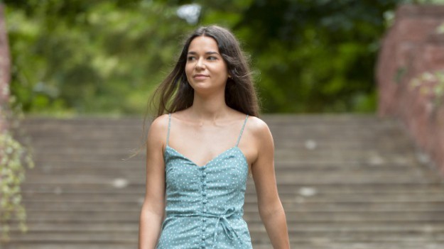 RMF Extra: Karolina Sawka w złotym bikini. Tak wygląda dziś Nel z "W pustyni i w puszczy" [ZDJĘCIA]