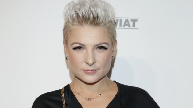 RMF Extra: Magdalena Narożna w negliżu. Głęboki dekolt wokalistki "Pięknych i Młodych" sporo odsłania! 