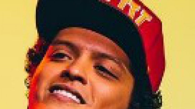 RMF Extra: Bruno Mars gra swój przebój... na stole