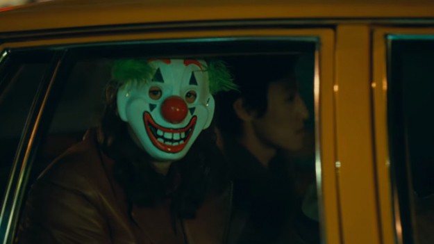 RMF Extra: Panika na seansie "Jokera". Widzowie relacjonują: "Ludzie zaczęli biec po siedzeniach, kobiety upadały na podłogę między rzędami"