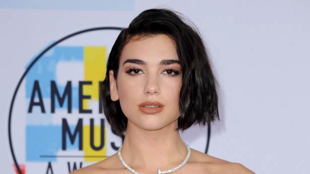 RMF Extra: Dua Lipa wygrzewa się w skąpym stroju kąpielowym. Pokazała za dużo? [FOTO]