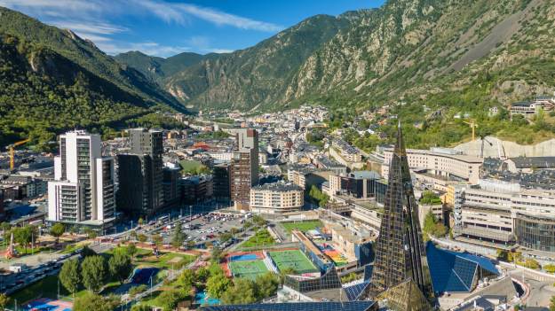 RMF Extra: Najwyższa stolica Europy. Zero lotnisk, zero pociągów, a przyciąga miliony turystów