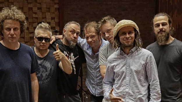 RMF Extra: Nowozelandzka gwiazda nagrała cover T.Love. Po polsku!