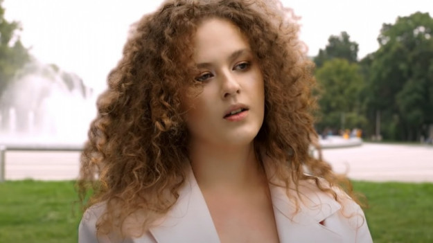 RMF Extra: Iga Dudziuk zmysłowo w nowym teledysku. "A jednak" to debiut córki znanego piosenkarza! [WIDEO]