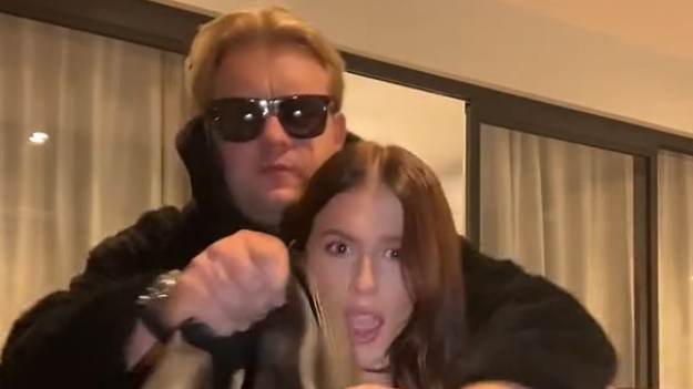 RMF Extra: Roksana Węgiel zaczęła nagrywać w kusym stroju. Nagle wkroczył narzeczony. "Interweniował" przed kamerą [WIDEO]