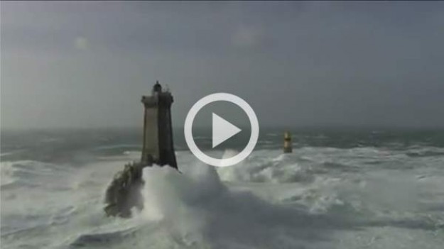 RMF Extra: Latarnia morska w Bretanii, czyli piekło sztormowego morza. Zobacz film!