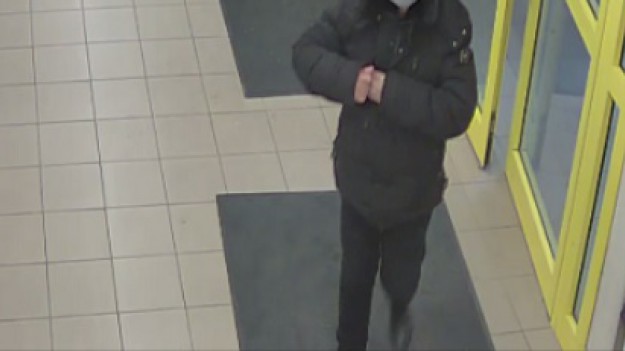 RMF Extra: Policja w Krakowie szuka złodzieja, który okradł kobietę w sklepie spożywczym. Do sieci trafiły zdjęcia. Rozpoznajecie go?