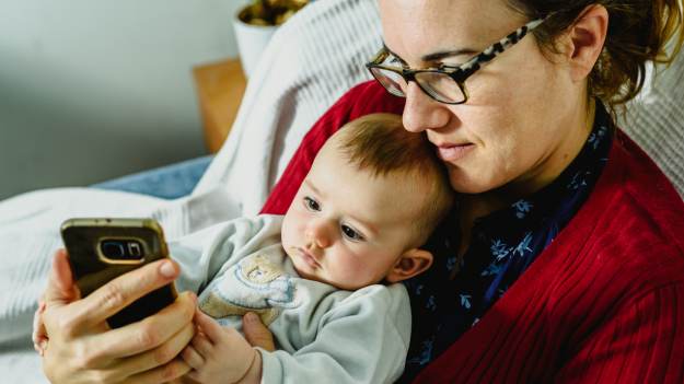 RMF Extra: To jeden z najczęstszych nawyków rodziców. Ekspertka ostrzega: mózg dziecka może ucierpieć!