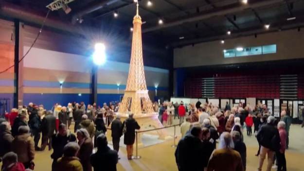 RMF Extra: A jednak! 7-metrowa wieża Eiffla z zapałek trafiła do Księgi Rekordów Guinnessa