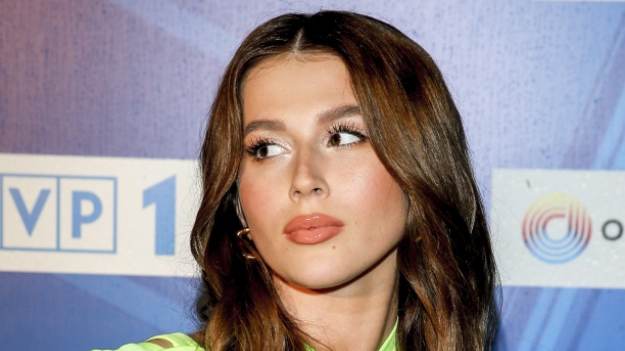 RMF Extra: Roksana Węgiel w samym staniku w środku miasta. Fani grzmią: "Załóż coś na siebie!" [WIDEO]