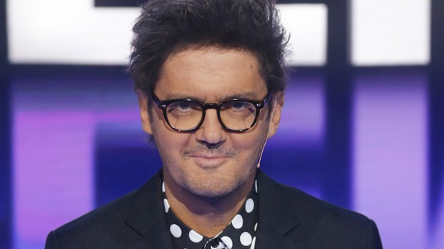 RMF Extra: Kuba Wojewódzki na starym zdjęciu. Jedna z towarzyszących mu kobiet zasłania nagie piersi