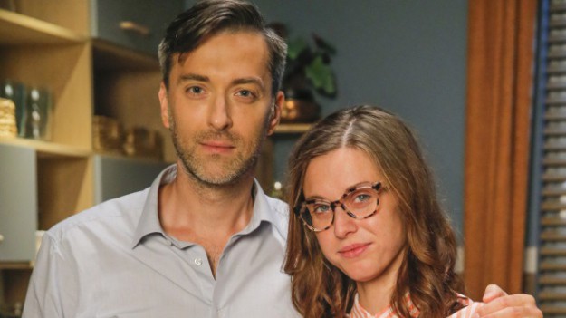 RMF Extra: "BrzydUla 2" po wakacjach. Julia Kamińska i Filip Bobek w namiętnym pocałunku. Zdjęcia z nowych odcinków serialu rozgrzały Internet! 