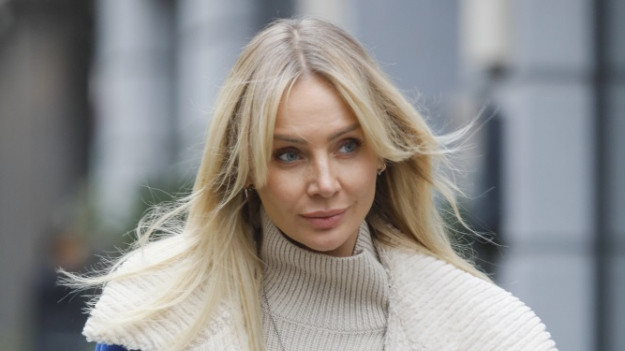 RMF Extra: Agnieszka Woźniak-Starak w bikini na brzegu basenu. Widok zapiera dech w piersi [FOTO]