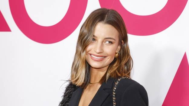 RMF Extra: Julia Wieniawa w "pierzastym" stroju z głębokim dekoltem. Tak brylowała na filmowej premierze