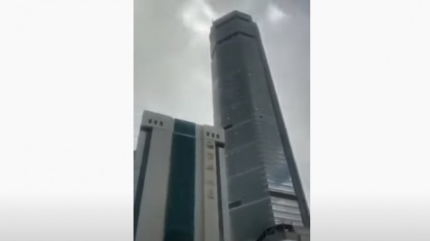 RMF Extra: Olbrzymi wieżowiec zaczął się chwiać. Do sieci trafiły dramatyczne nagrania [WIDEO]	