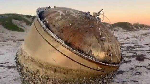 RMF Extra: Na plażę woda wyrzuciła ogromny, metalowy przedmiot. Nikt nie wie, co to jest  [FOTO] 