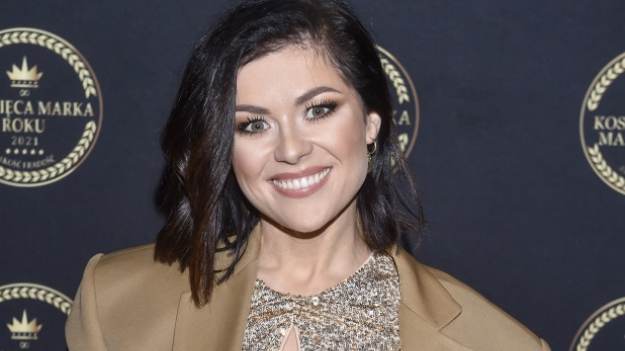 RMF Extra: Katarzyna Cichopek w krótkiej sukience. Tak stanęła obok świątecznej choinki! "Kusząco wyglądasz" [ZDJĘCIA]