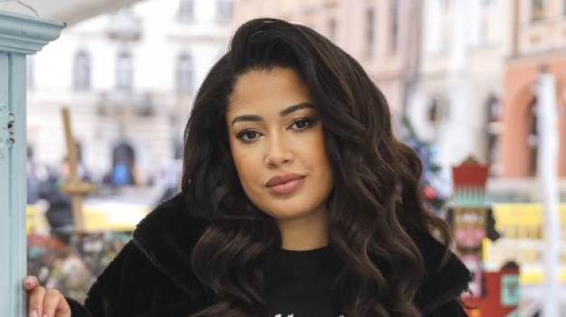 RMF Extra: Patricia Kazadi wyeksponowała rozświetlony biust i zapozowała w lateksie. "Szok" [FOTO]