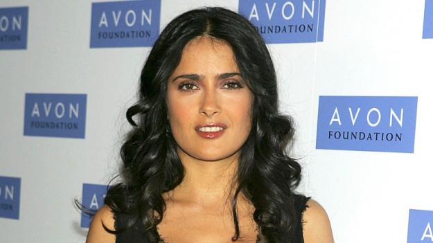 RMF Extra: Salma Hayek w małej czarnej. 54-letnia gwiazda kina zniewala w zmysłowej sesji zdjęciowej [WIDEO]