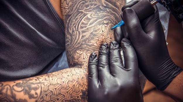 RMF Extra: Usunął pępek, by mieć więcej miejsca na tatuaże. Zaskakujące, gdzie pracuje najbardziej wytatuowany mężczyzna na świecie [FOTO]