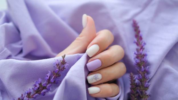 Fioletowe paznokcie są hitem! 10 stylizacji,..
