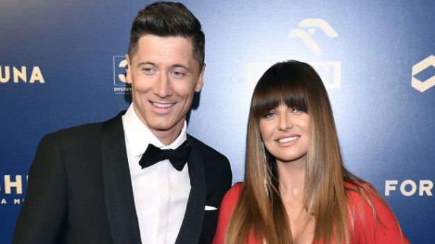 RMF Extra: Anna Lewandowska na nowym zdjęciu z Robertem i córkami. Zawarła ukryty przekaz? Te stroje mówią wszystko! [ZDJĘCIA]