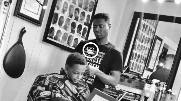 RMF Extra: Nietypowa promocja dla dzieci: Fryzjer daje rabat za czytanie książki w czasie strzyżenia!