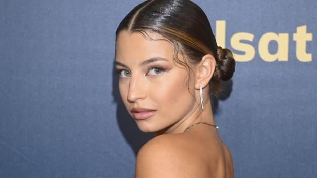 RMF Extra: Julia Wieniawa odsłania opalone ciało, pozując w letniej kreacji. "Pięknie ci w różowym" - komentują internauci [ZDJĘCIA]