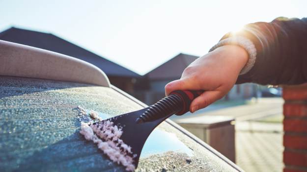 Odmrażanie szyb bez skrobaczki? Ten produkt z..