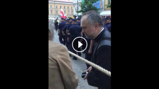 RMF Extra: Ksiądz nie pomógł bezdomnemu?! Internauci oburzeni! Film zanotował milion wyświetleń! 