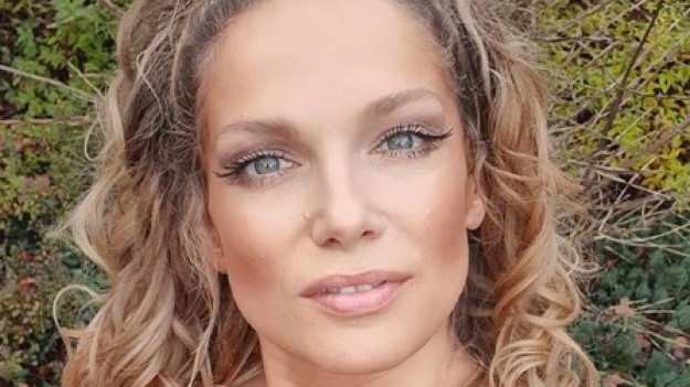 RMF Extra:  Joanna Liszowska kusi dekoltem! Tym kadrem gwiazda "Przyjaciółek" zachwyciła internautów