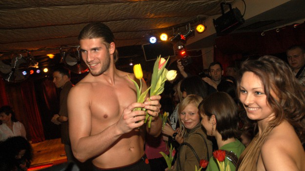 RMF Extra: Piotr Adamski zdobył sławę jako "polski hydraulik". Co się z nim stało? Dziś wygląda zupełnie inaczej