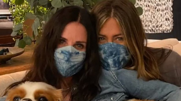 RMF Extra: "Zamaseczkowane" Jennifer Aniston i Courteney Cox spotykają się podczas epidemii koronawirusa w USA